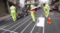 Pintado de un paso de cebra en la calle Ourense, en una foto de archivo
