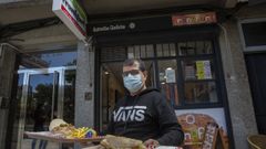 El hostelero muestra uno de sus bocadillos delante del Frankfurt, el negocio que gan� fama en la r�a Nova de Abaixo en los 80 y que reabri� en Santiago de Chile en el 2020. �Muchos a�n nos preguntan por el de jam�n asado�, apunta con orgullo, sin revelar la receta
