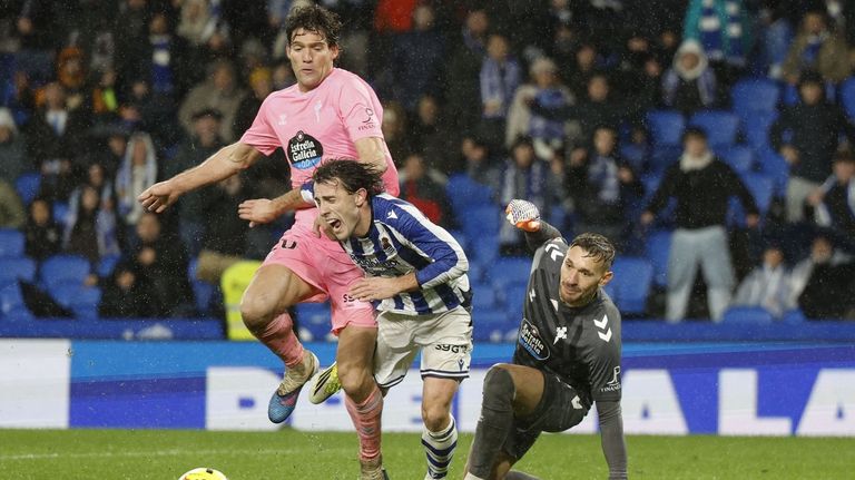 Marcos Alonso cometi� dos penaltis en liga, uno de ellos, al txuri-urdin Odriozola en la visita a Anoeta.
