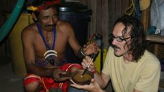 Fernando Pinto con el cham�n de una tribu del Amazonas