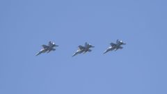 Tres aviones durante las maniobras de esta ma�ana en la r�a de Pontevedra y Arousa