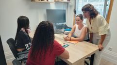Gemma Landesa, abogada de Accem, y Paz Lago, concejala de Servicios Sociales de Sanxenxo, en la oficina de atencin al inmigrante en Portonovo