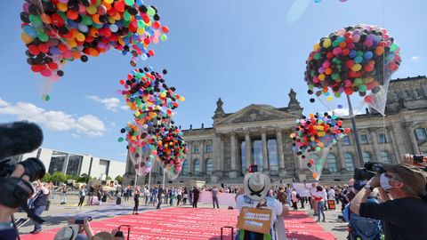 Trabajadores de agencias de viajes alemanas llevaron tambi�n sus protestas ante la sede del Parlamento