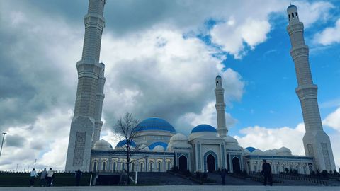 La Gran Mezquita est situada en Astan y es uno de los lugares religiosos ms importante