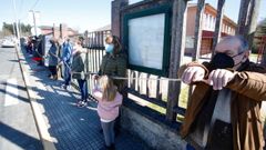 Padres y madres de alumnos del colegio de Baamonde realizaron un acto de protesta ante el centro para reclamar que no se cierre