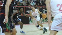 El defensa del COB, Gabe Kalscheur, tratando de escaparse de un jugador del Cantabria.