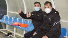 Dous Juans nun mesmo banco. Porr�a, � dereita, no adestramento de onte no Ara Solis, acompa�ado de Cabrejo, segundo t�cnico camari��n. O murad�n, que foi porteiro toda a s�a vida, decl�rase seguidor do Barcelona e destaca como xogador a Ter Stegen: �Nestes momentos�, precisa.