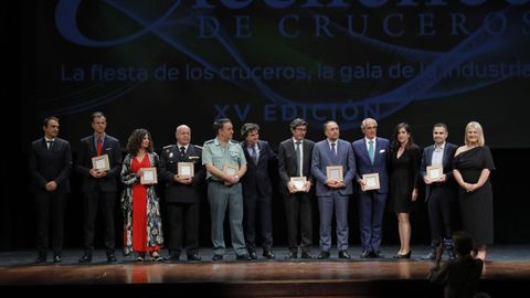 Reconocimientos de la Autoridad Portuaria. Desde la izquierda: Juan Diego P�rez, director de la Autoridad Portuaria; Juan Jos� Mart�nez, administrador de la Aduana; Cristina Oliveira, directora del �rea de Sanidad de la Delegaci�n del Gobierno; Fernando Mart�nez, jefe provincial de la Polic�a Nacional; Fernando Pedreira, teniente coronel de la Comandancia de la Guardia Civil; Mart�n Fern�ndez Prado, presidente de la Autoridad Portuaria; �lvaro Rodr�guez Dapena, presidente de Puertos del Estado; Julio Garc�a Comesa�a, conselleiro de Sanidade; Luis del Moral, socio director de Corunna Cruise Terminal; Irene Souto, jefa del departamento de Desarrollo Portuario y Comercial del Puerto; Ramiro Cobo, socio director de Corunna Cruise Terminal; y Virginia L�pez, directora general de Cruises News Media Group. fotos: Marcos M�guez