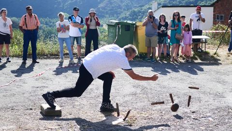 Un torneo de bolos celtas en la localidad de Os Anguieiros