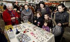 Buena respuesta ciudadana a las propuestas comerciales de la veintena de artesanos silledenses.