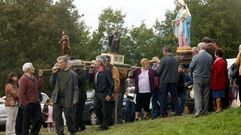 La procesi�n del d�a de San Lucas junto a la capilla del castro e San Amaro