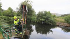 Sonda ubicada en la ETAP de Landrove para analizar el estado del río Landro tras el vertido de purín