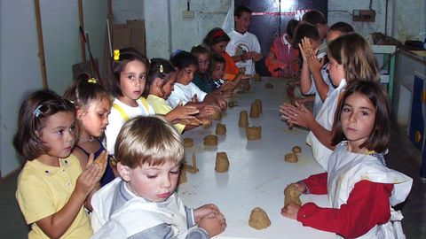 2000. Nenos de Adro nun obradoiro de olera en Buo