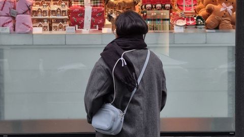 K mira los adornos navide�os que inundan un establecimiento del centro de la ciudad