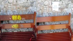 Mobiliario limpiado y pintado por los operarios municipales