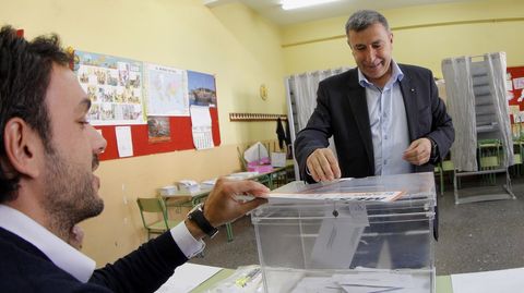 Manuel Ruiz Rivas, alcalde y candidato del PP en Ribeira, votando esta maana.