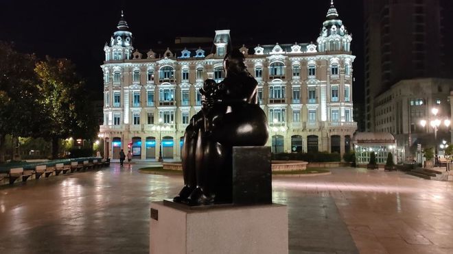 Estatua de��La Maternidad�, en la plaza de La Escandalera de Oviedo