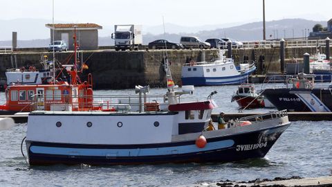 Una de las grandes damnificadas por la crisis del coronavirus es la flota de bajura, como esta embarcaci�n que entra en el puerto de Ribeira