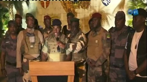 Militares gaboneses anuncian en televisi�n que han tomado el control del pa�s tras la victoria electoral del presidente Ali Bongo