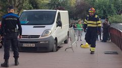 Una furgoneta queda atrapada en el puente de madera de la Xunqueira