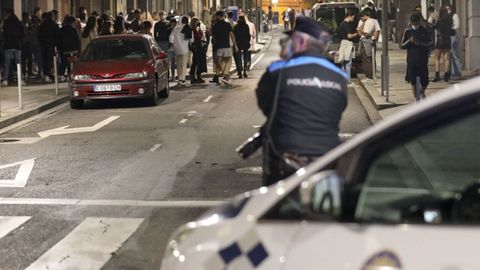 Un agente de la Polic�a Local de Santiago controla la movida nocturna en el Ensanche