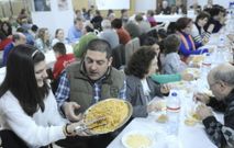 La cena se celebra anualmente en el sal�n parroquial