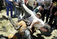 En la �ltima rapa del a�o no faltaron los revolcones al intentar dominar a los caballos. 