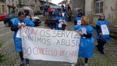 Un aspecto de la concentraci�n realizada ayer por las trabajadoras del servicio de ayuda en el hogar