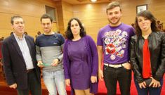 Merchi �lvarez, en el centro, acompa�ada de directivos del club Beiramar y del teniente de alcalde. 