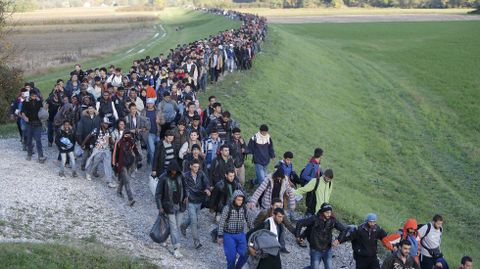 Refugiados en las afueras de Brezice, en Eslovenia