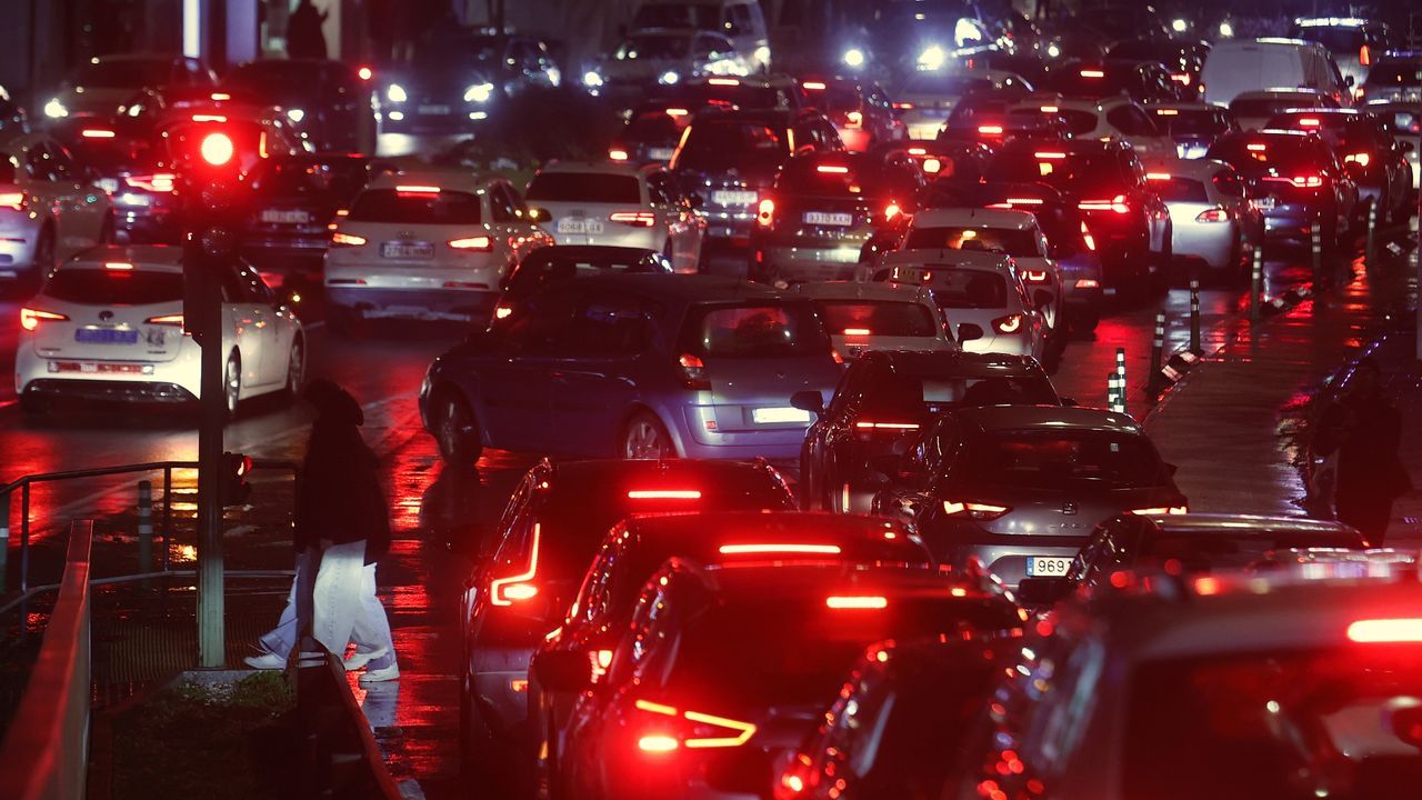 Las compras navideñas dejan otra jornada de atascos en los accesos a las zonas comerciales de A Coruña