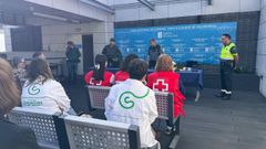 El grupo de voluntarios de las diferentes asociaciones en el CHUO con los agentes de la Guardia Civil de Ourense
