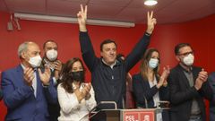 Imagen de archivo de la victoria en las primarias del PSdeG de Valent�n Gonz�lez Formoso, que celebra el triunfo acompa�ado por el alcalde de Santiago, Xos� S�nchez Bugallo; el presidente de la Diputaci�n de Lugo, Jos� Tom�; la alcaldesa de A Coru�a, In�s Rey; la alcaldesa de Lugo, Lara M�ndez, y el alcalde de Ferrol, �ngel Mato