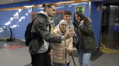 Marina Prieto y su nieto �ngel (sosteniendo el m�vil) en la visita que hizo la centenaria de Santiago a la capital para ver en persona sus fotos a gran escala distribuidas por el Metro de Madrid. Esta campa�a publicitaria es la �nica espa�ola en la lista del Festival Cannes Lions.