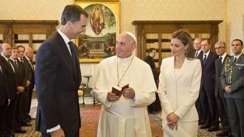 Con traje blanco junto al papa Francisco en el 2014