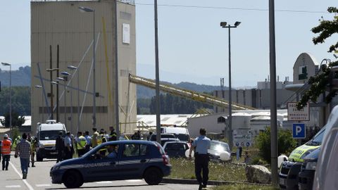 Posteriormente, en el exterior se hall una bandera con inscripciones en rabe y el cuerpo decapitado.