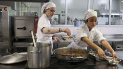 Alumnado del CIFP Compostela aprendiendo t�cnicas de cocina