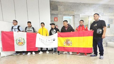 Algunos de los trabajadores peruanos que llegaron para trabajar en la construcción y el metal, en el aeropuerto de Alvedro