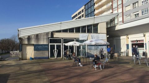 Aspecto actual del exterior de la nave provisional del mercado de A Magdalena, que se encuentra fuera de ordenacin, y su entorno