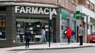 Varias personas esperan para ser atendidas en una farmacia en Pola de Siero