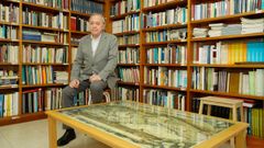 El arquitecto Jos Ramn Soraluce, en su biblioteca