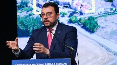 El presidente del Gobierno, Pedro S�nchez, la vicepresidenta tercera y ministra para la Transici�n Ecol�gica y el Reto Demogr�fico, Sara Aagesen, y el jefe del Ejecutivo asturiano, Adri�n Barb�n (c), participan en la presentaci�n de la II Estrategia Nacional para la Equidad Territorial y el Reto Demogr�fico, este mi�rcoles en Infiesto