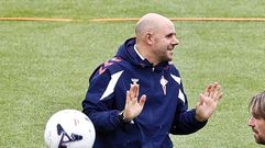 El entrenador del Celta Fortuna, Fredi �lvarez, dirigiendo un entrenamiento.