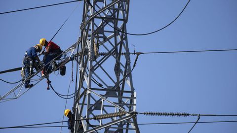 Varios operarios trabajan en torres de alta tensi�n en Avil�s
