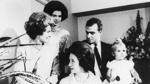 La princesa Irene de Grecia, tras el nacimiento de la infanta Cristina, junto a los reyes, la infanta Elena, su madre Federica