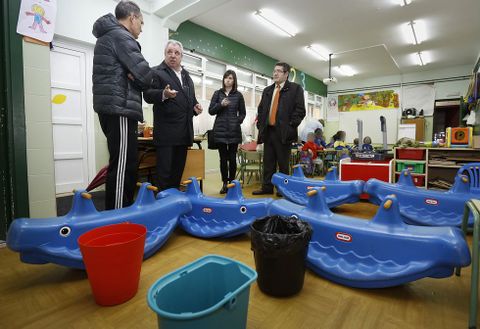 Inspectores de Educaci�n en el Mar�a Barbeito, y los cubos para recoger el agua de las goteras. 