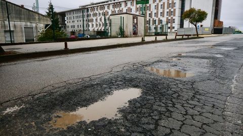 Avenida de As P�as, en febrero.�Paso obligado para hospitales y centros educativos, los veh�culos transitaban dando tumbos sobre un firme altamente degradado.
