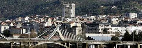 Vista de la ciudad de Ourense en medio de la que destaca el edificio La Torre entre el resto de inmuebles de la urbe.