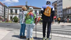 Tres pensionistas, ayer en la plaza de Ravella de Vilagarc&iacute;a de Arousa.
