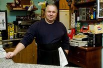 Liborio, tras la barra del bar que regenta desde 2008 en el mercado municipal de Cari�o.